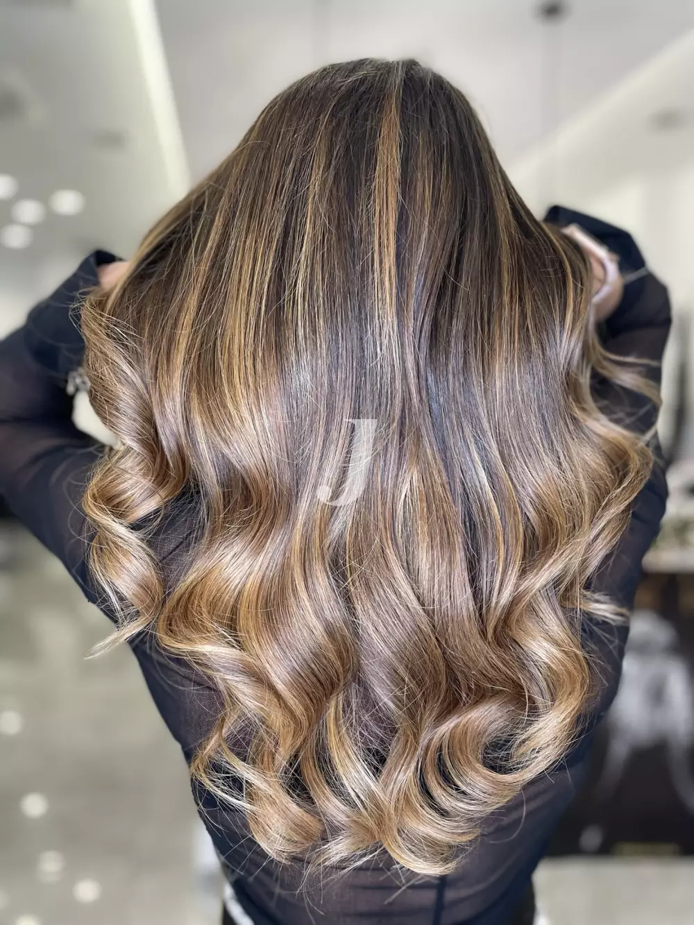 Foto di donna con capelli lunghi biondo scuro dorato