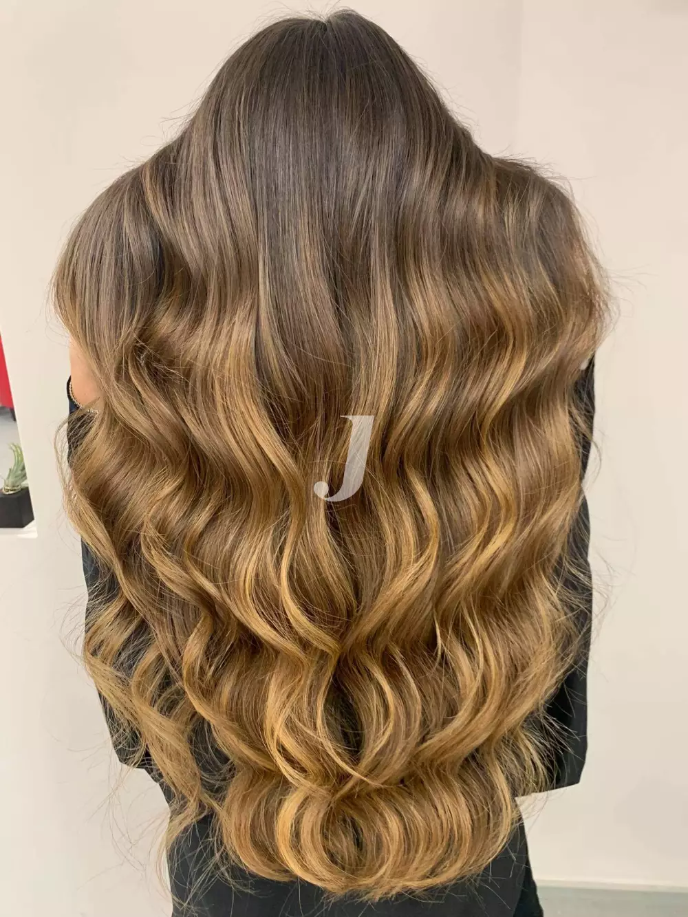 Foto di donna con capelli lunghi biondo scuro dorato