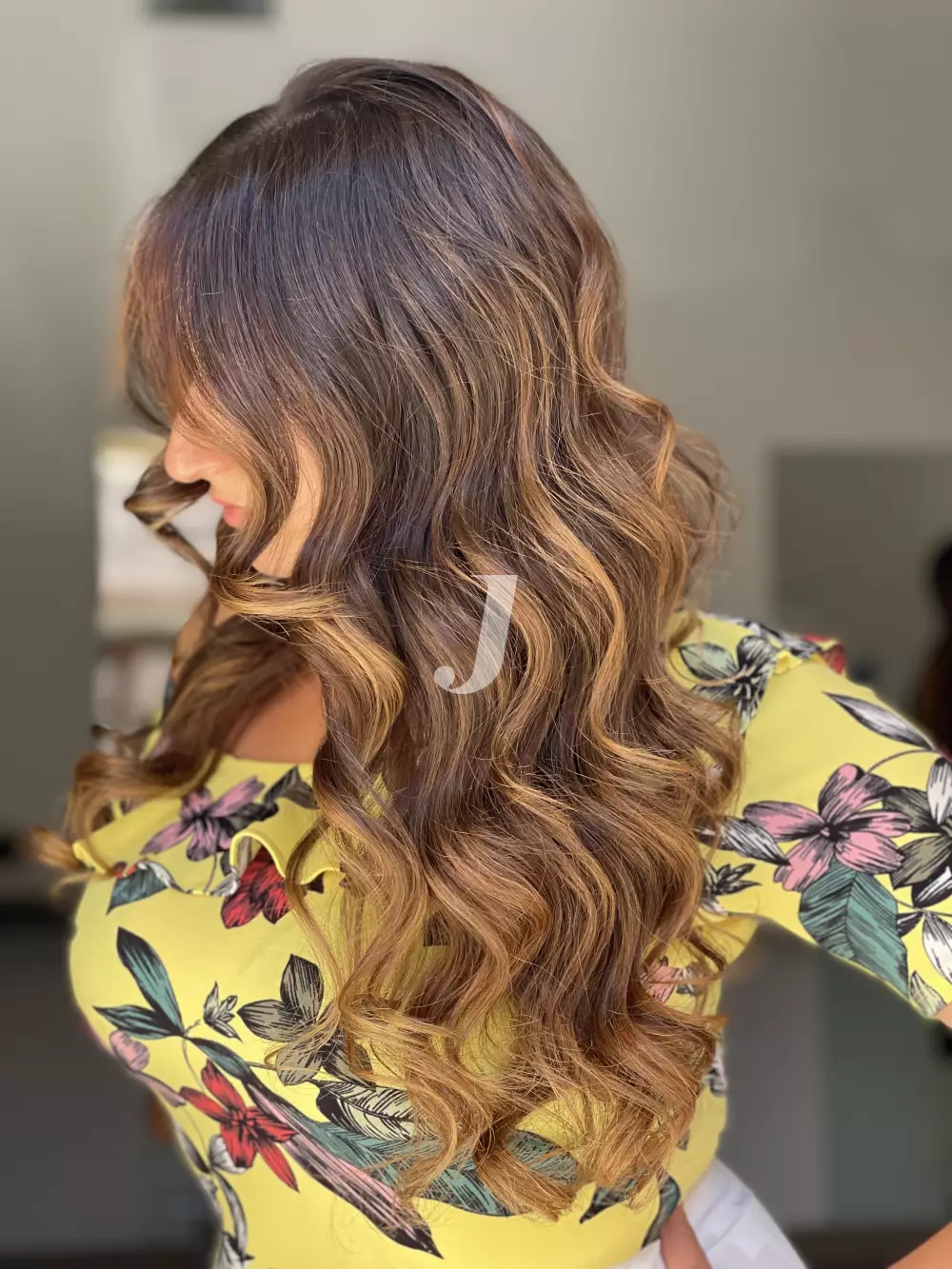 Foto di donna con capelli lunghi biondo scuro sabbia