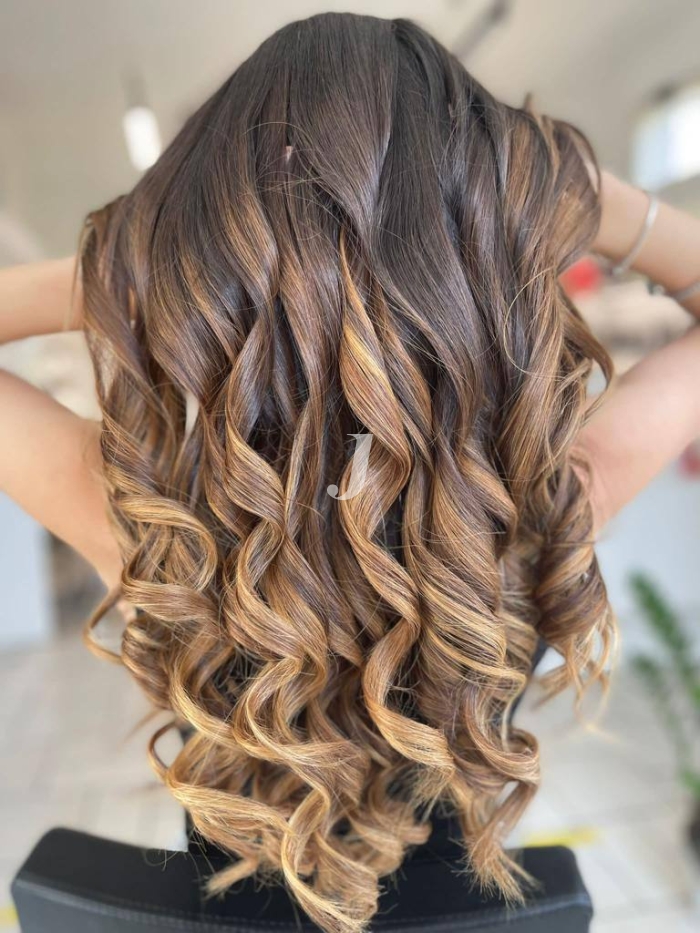Foto di donna con capelli lunghi biondo scuro sabbia