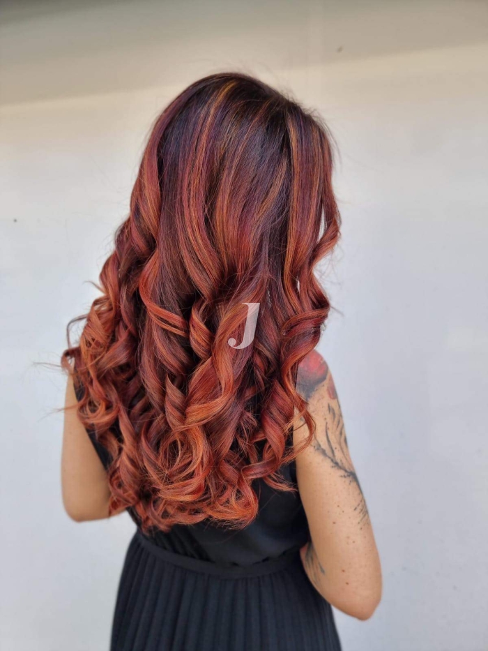 Foto di donna con capelli lunghi rosso medio