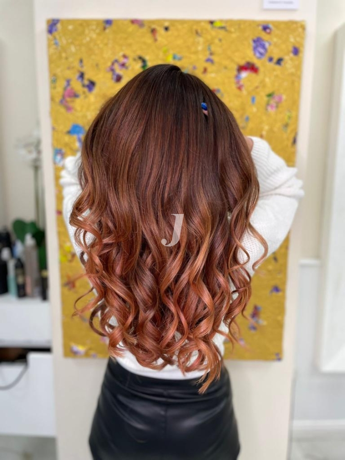 Foto di donna con capelli lunghi rosso medio