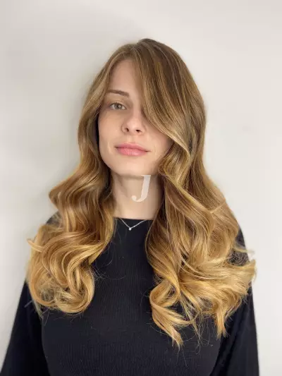 Foto di donna con capelli lunghi ramato chiaro