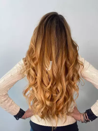 Foto di donna con capelli lunghi ramato chiaro