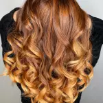 Foto di donna con capelli lunghi ramato chiaro