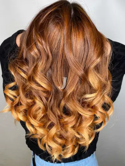 Foto di donna con capelli lunghi ramato chiaro