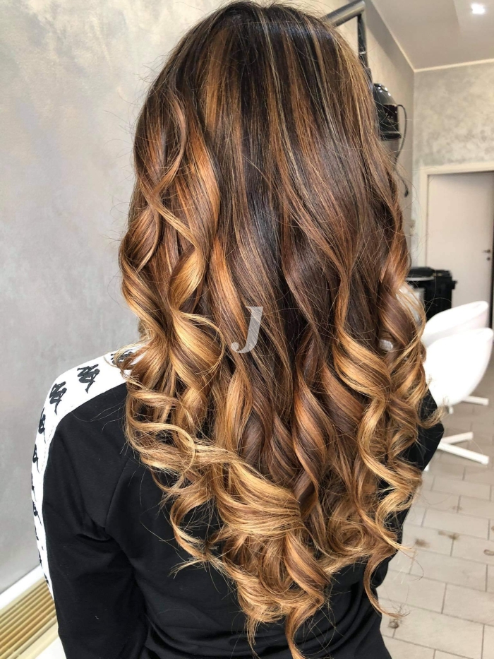 Foto di donna con capelli lunghi biondo medio dorato