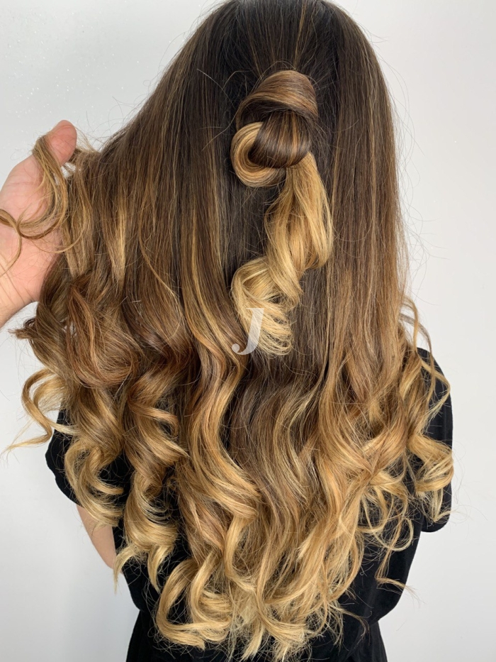 Foto di donna con capelli lunghi biondo medio dorato