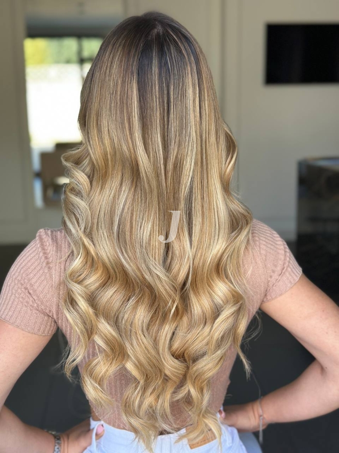 Foto di donna con capelli lunghi biondo medio sabbia