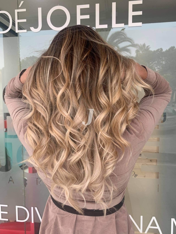 Foto di donna con capelli lunghi biondo chiarissimo perla