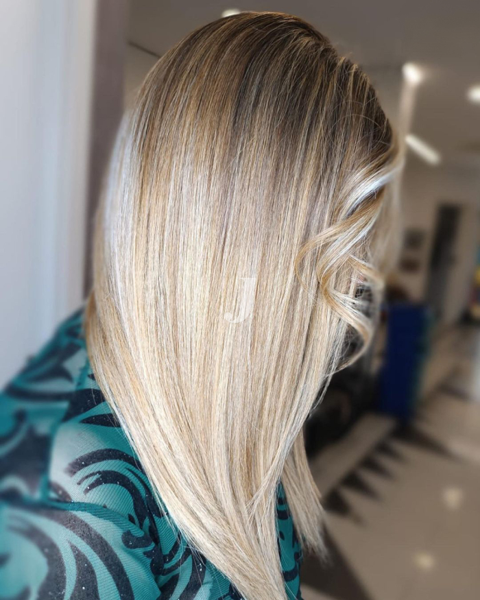 Foto di donna con capelli lunghi biondo platino dorato