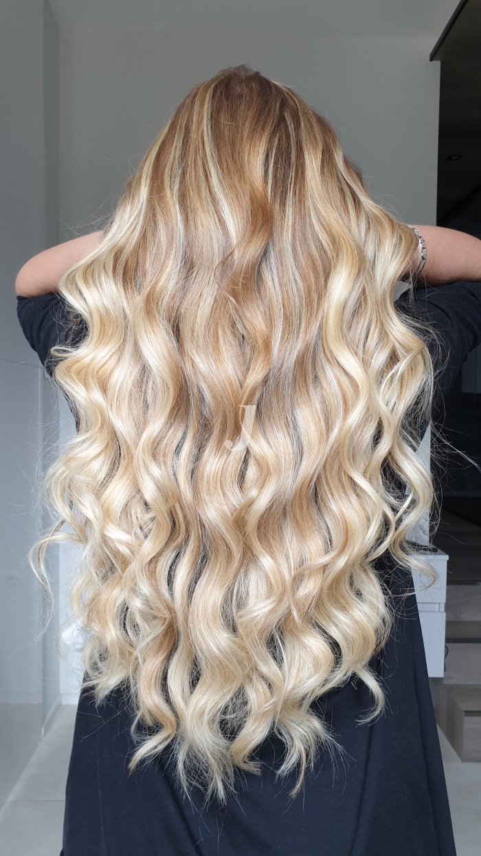 Foto di donna con capelli lunghi biondo platino dorato