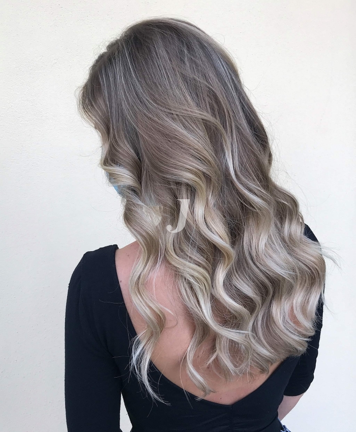 Foto di donna con capelli lunghi biondo platino cenere