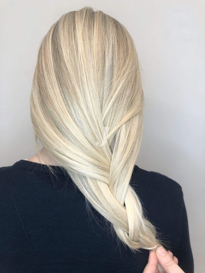 Foto di donna con capelli lunghi biondo platino perla