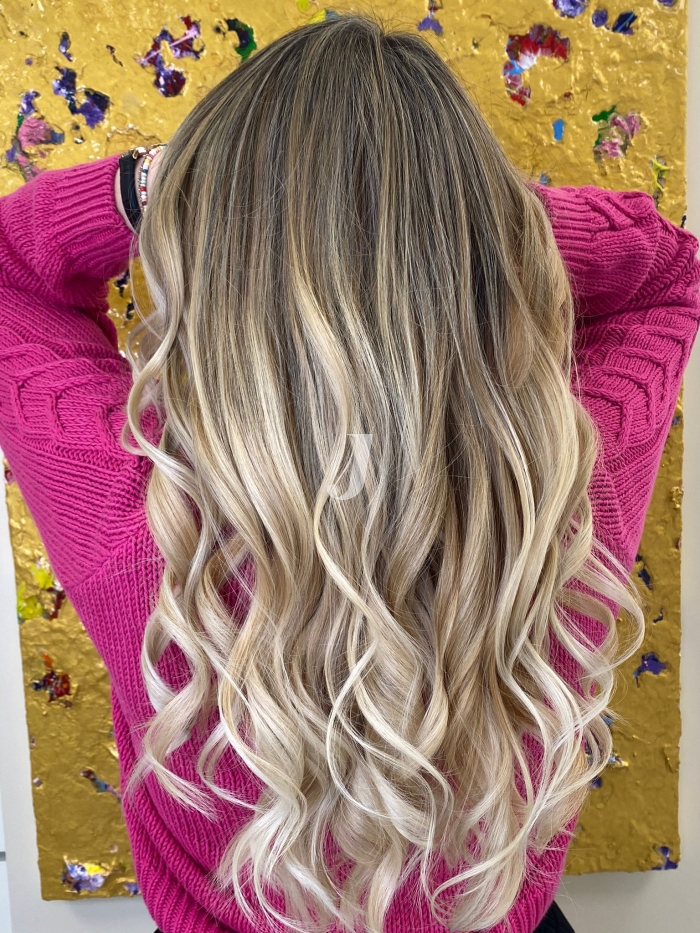 Foto di donna con capelli lunghi biondo platino perla