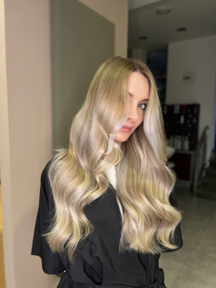 Foto di donna con capelli lunghi biondo platino perla