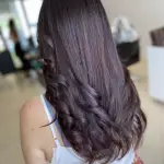 Foto di donna con capelli lunghi castano scuro marrone