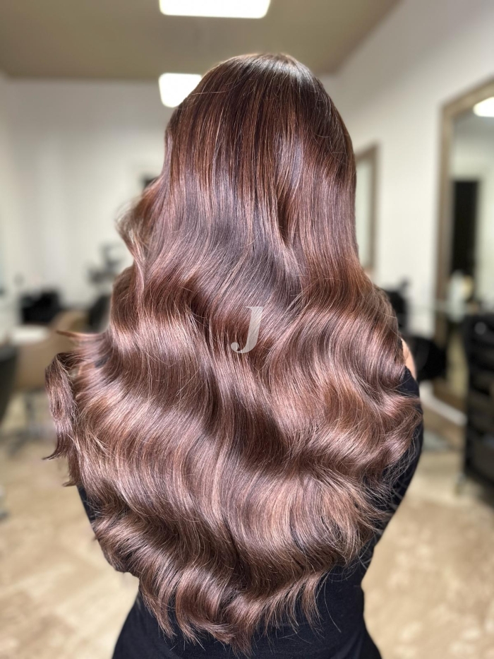 Foto di donna con capelli lunghi castano scuro mogano o violino
