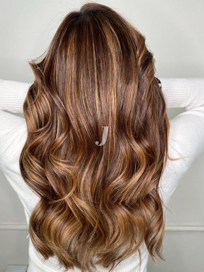 Foto di donna con capelli lunghi castano medio sabbia