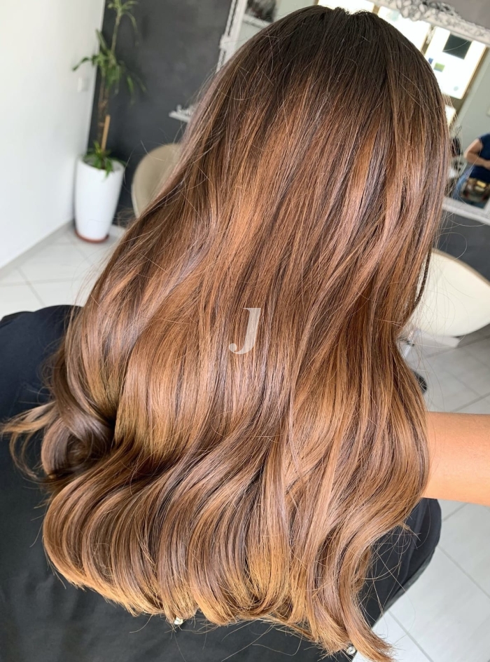 Foto di donna con capelli lunghi castano medio sabbia