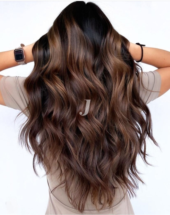 Foto di donna con capelli lunghi castano medio marrone