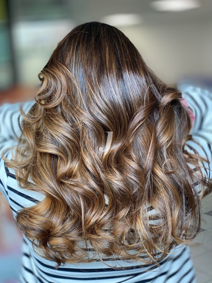 Foto di donna con capelli lunghi castano chiaro sabbia