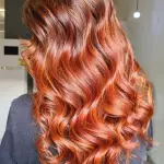 Foto di donna con capelli lunghi rosso chiaro