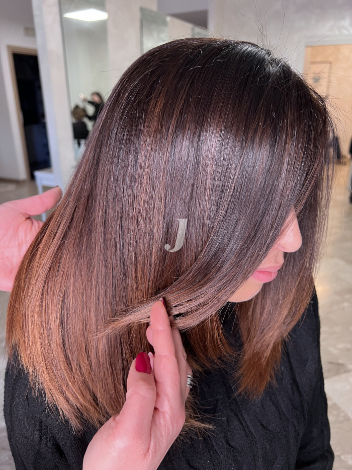 Foto di donna con capelli medi rosso scuro