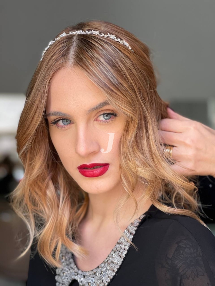 Foto di donna con capelli medi ramato chiaro