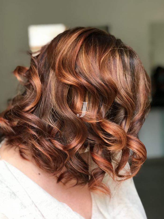 Foto di donna con capelli corti ramato medio