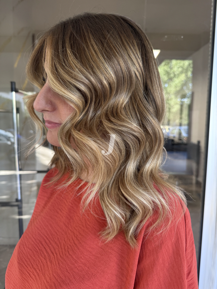 Foto di donna con capelli medi biondo medio dorato