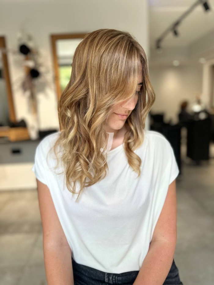 Foto di donna con capelli medi biondo chiaro dorato