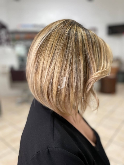Foto di donna con capelli corti biondo chiaro sabbia