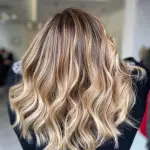 Foto di donna con capelli medi biondo chiarissimo perla