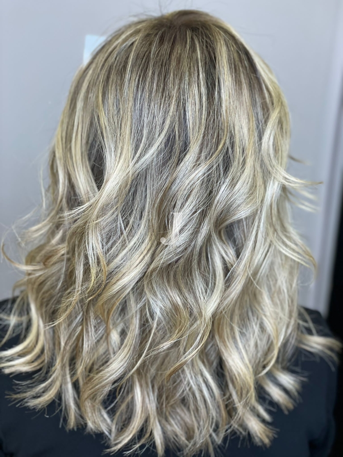 Foto di donna con capelli medi biondo platino cenere