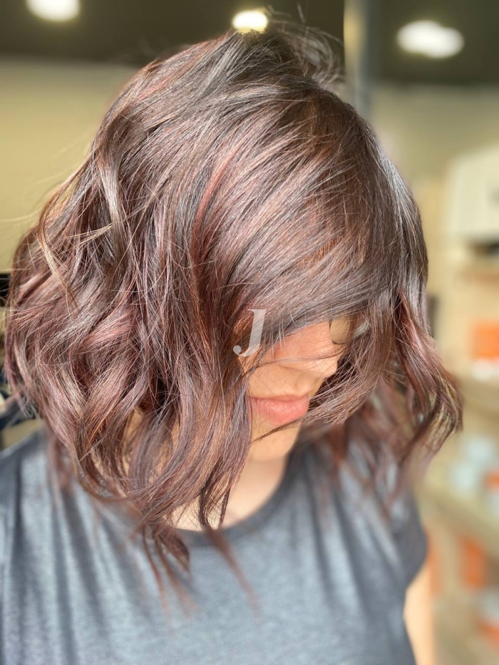 Foto di donna con capelli medi castano scuro mogano o violino